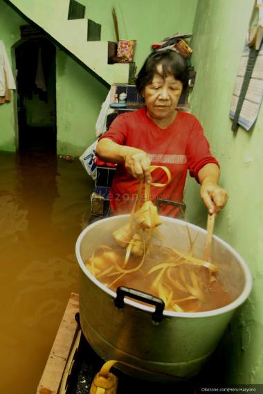 Masak Ketupat di Tengah Banjir : Okezone Foto