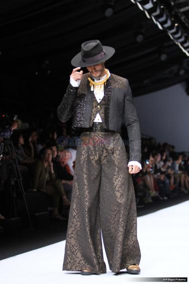 JFW 2019 Ivan Gunawan Hadirkan Perpaduan Warna Gelap dan 