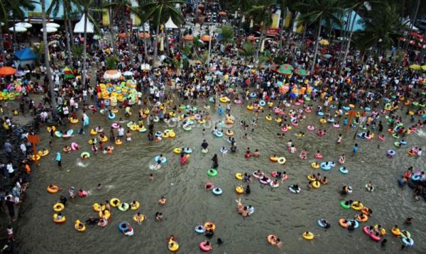 Padati Ancol : Okezone Foto
