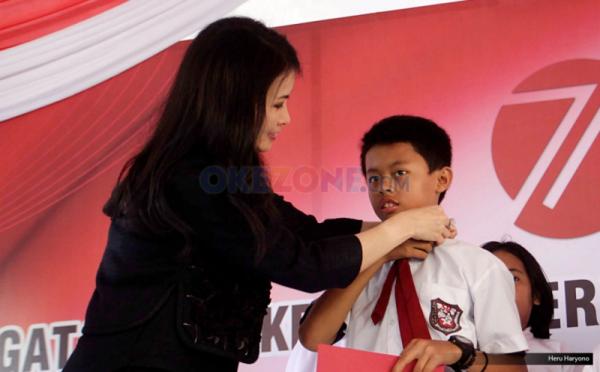 Hary Tanoe Beri Hadiah untuk Siswa SD Berprestasi di Lomba 