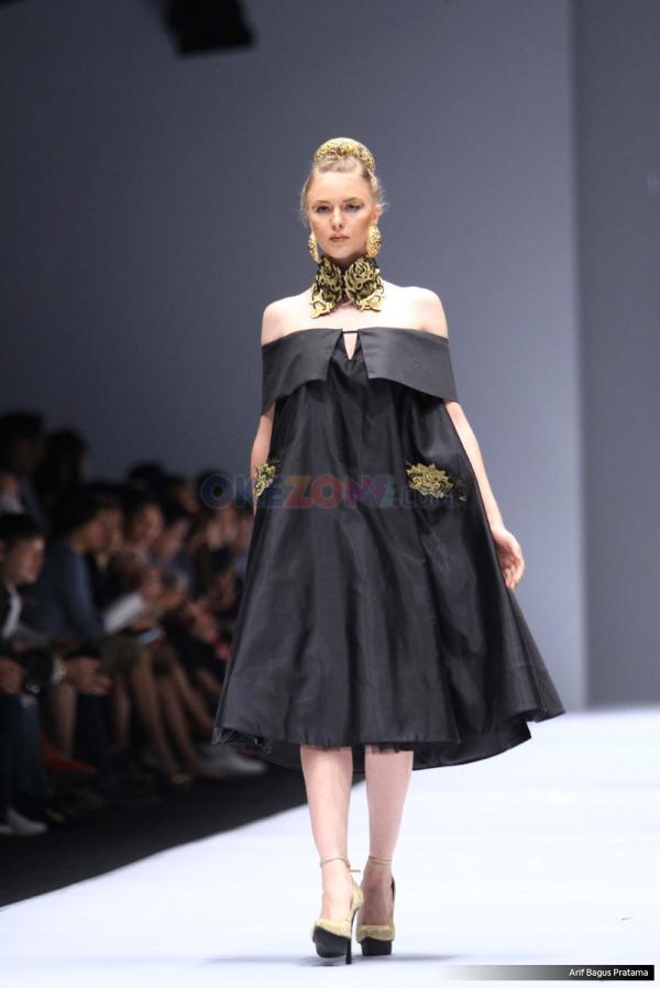 JFW 2019 Ivan Gunawan Hadirkan Perpaduan Warna Gelap dan 