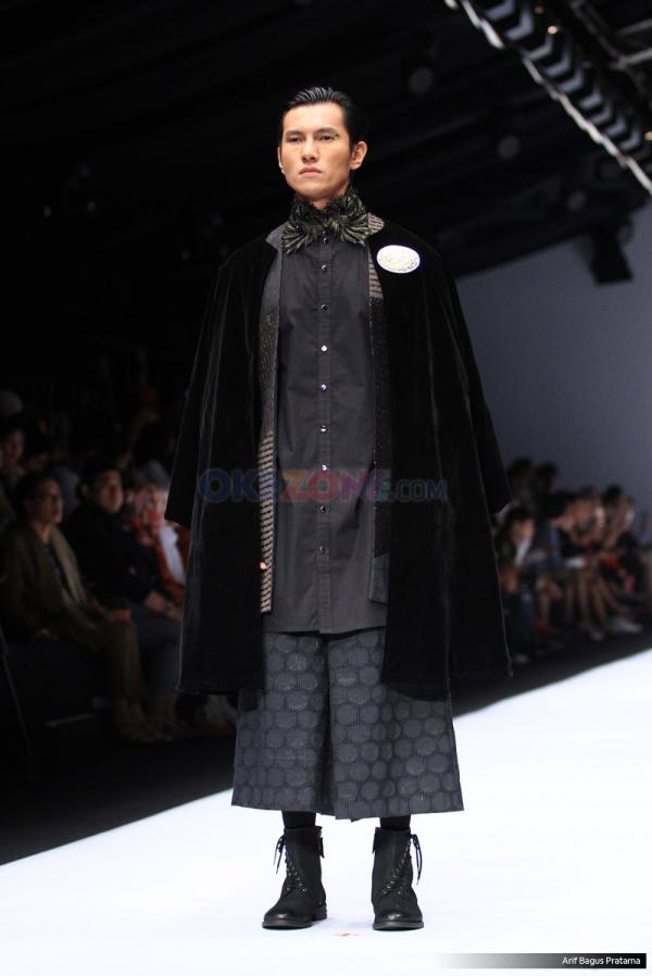 JFW 2019 Ivan Gunawan Hadirkan Perpaduan Warna Gelap dan 